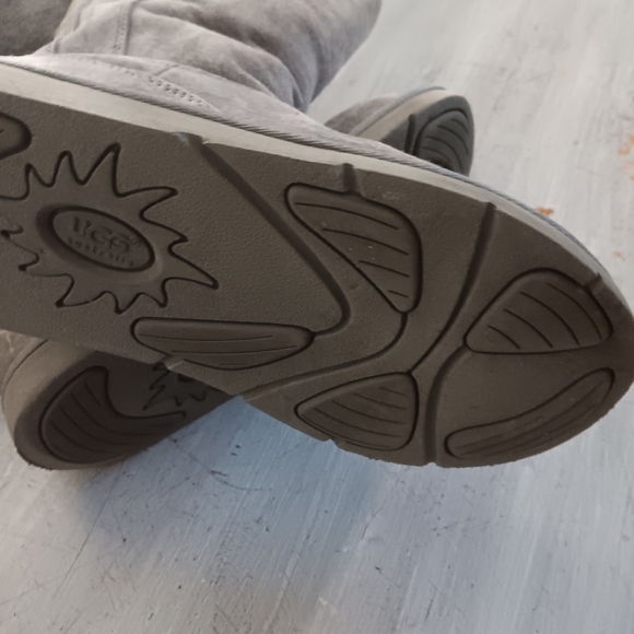 UGGS - Picture 3 of 5